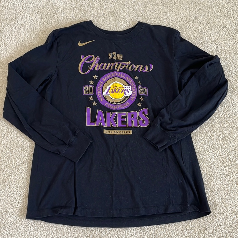 THE NIKE TEE LAKERS long sleeve (no flaws)